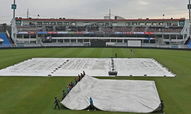 Zalmi vs Qalandars match delayed due to rain
